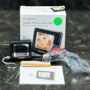 BROOKSTONE Digital Photo Keychain